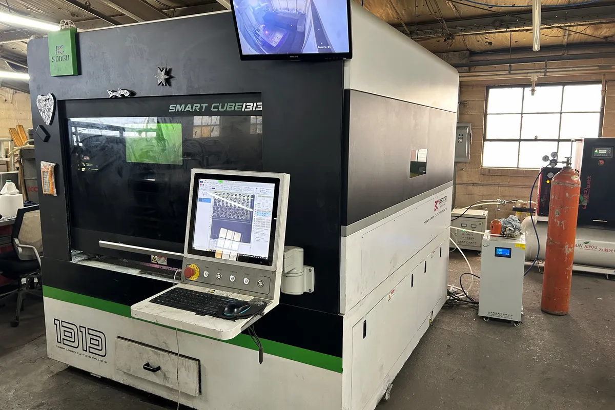 BesCutter Smart Cube 1313 fiber laser on the Hunter floor, control screen and keyboard at the front