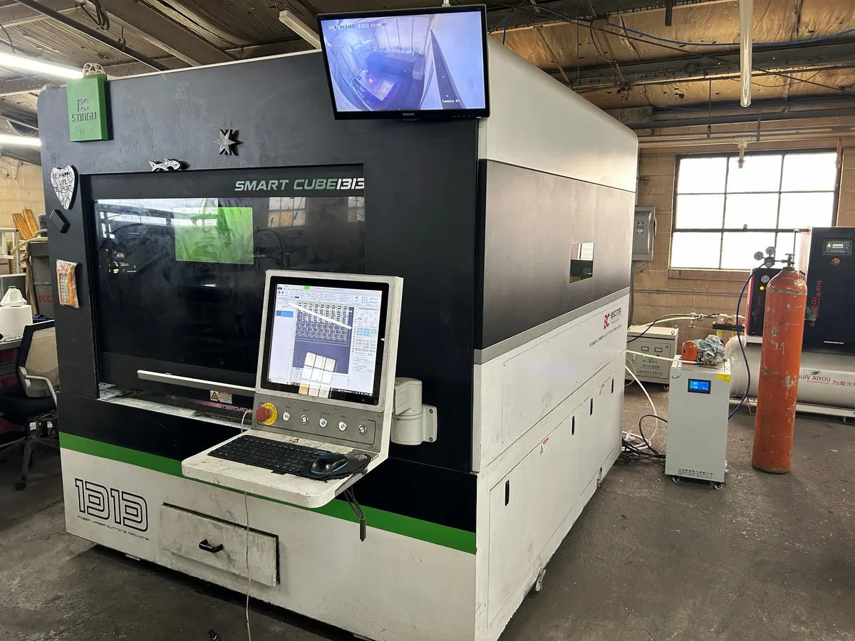 BesCutter Smart Cube 1313 fiber laser on the Hunter floor, control screen and keyboard at the front